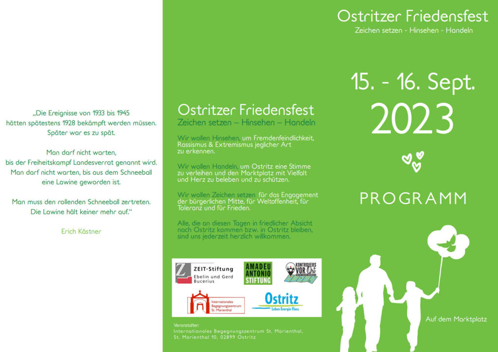 Die Vorderseite des Flyers zum Ostritzer Friedensfest mit einem Zitat von Erich Kästner und dem grünen Deckblatt, auf dem in weiß die Silhouetten einer Familie zu sehen sind. Ein Kind hält einen Luftballon in Wolkenform, in dem der Umriss einer Friedenstaube erkennbar ist. Zudem befinden sich auf dem Flyer ein kurzer Beschreibungstext und die Logos der Veranstalter und Förderer