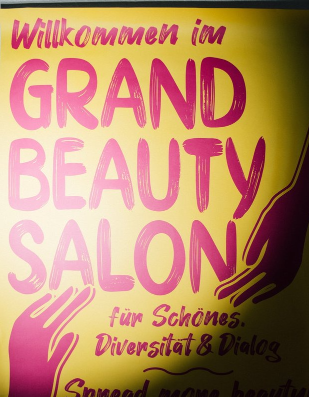 Willkommen im Grand Beauty Salon für Schönes, Diversität und Dialog