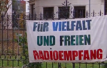 Für Vielfalt und freien Radioempfang steht auf einem Transparent