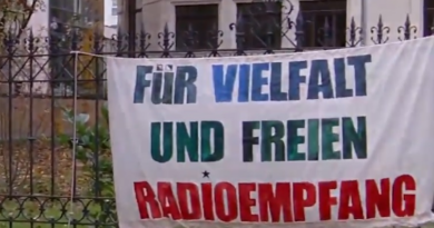 Für Vielfalt und freien Radioempfang steht auf einem Transparent