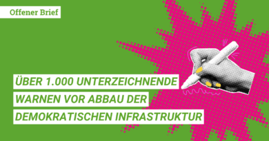Offener Brief: Über 1.000 Unterzeichnende warnen vor Abbau der demokratischen Infrastruktur durch Mittelkürzungen